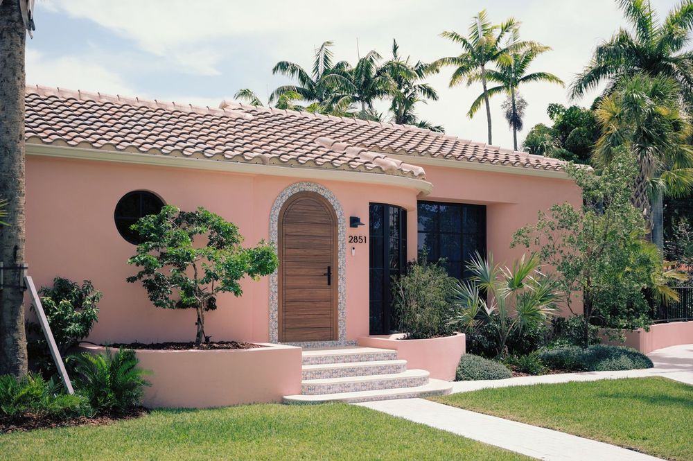 La Casa Rosa — exterior door